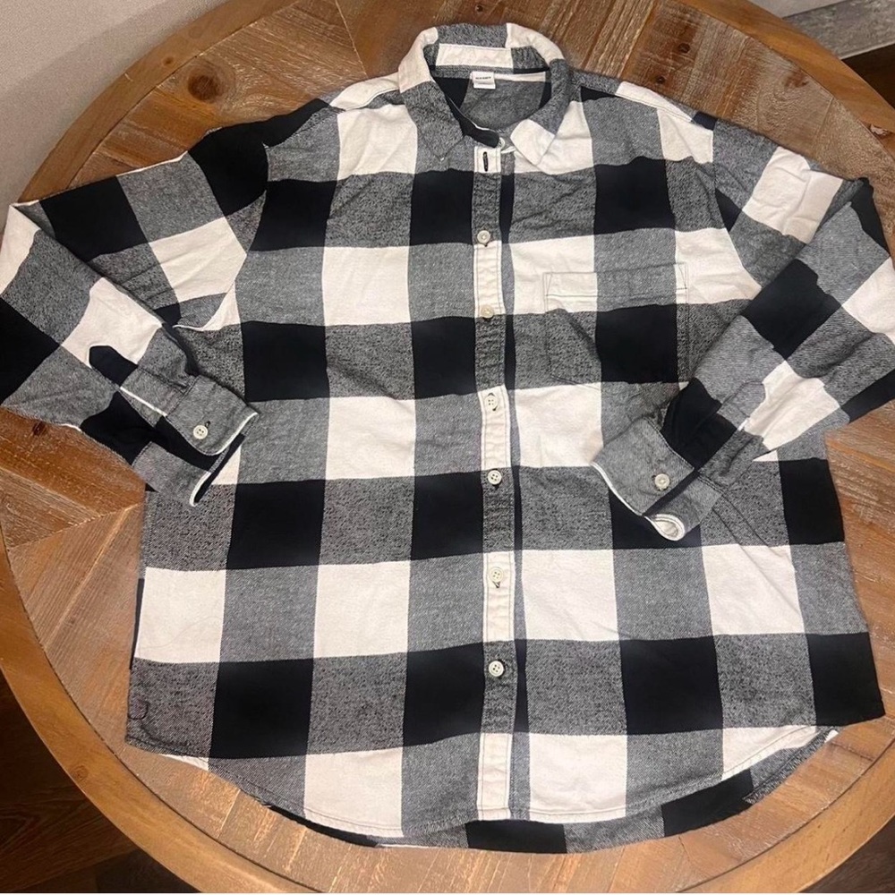 Old Navy women’s classic Plaid Black and White Shirt‎ size Medium